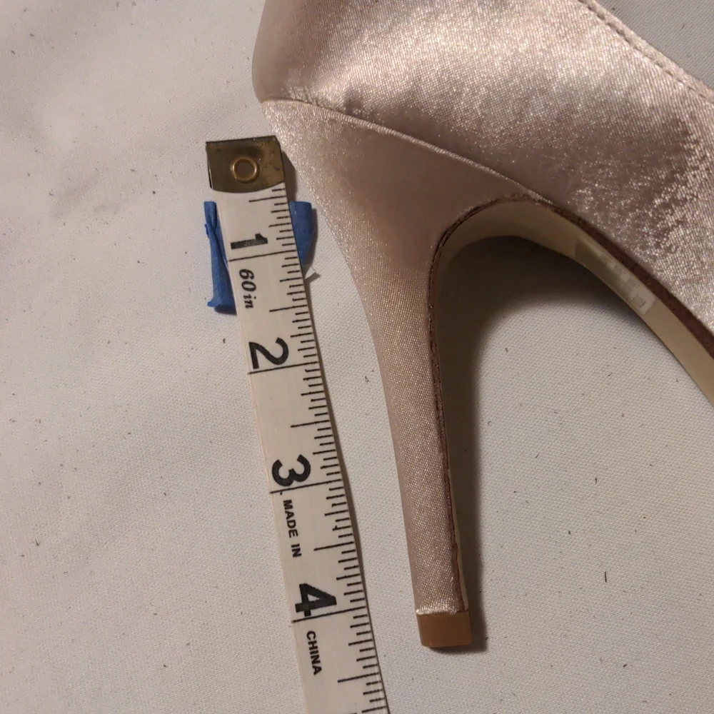 NWOT! Kelly & Katie Champagne Satin Platform Heels With Flower Accent Size 6 - Picture 5 of 7